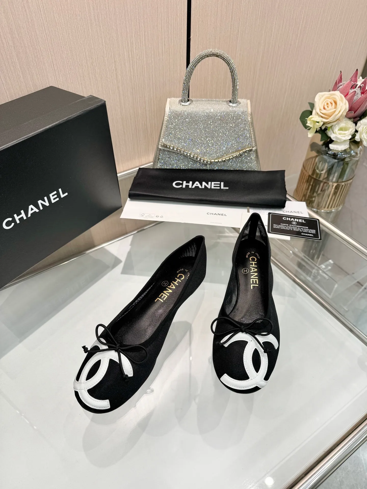 👟👟Ex-factory price 480👟👟 | ²⁰²5 𝐬𝐬 🤍🤎𝐂𝐇𝐀𝐍𝐄𝐋 Chanel 26A catwalk style handmade Mary Jane women's shoes. Ballet shoes are so amazing, the bow pattern is so cute! Even if I don’t wear flat shoes, I can’t resist the temptation! The second recommended pair of Chanel logo women's shoes has great texture and is versatile. It is made of lambskin and has an original two-color outsole. Size: 35-40 (41 can be customized and cannot be returned or exchanged)